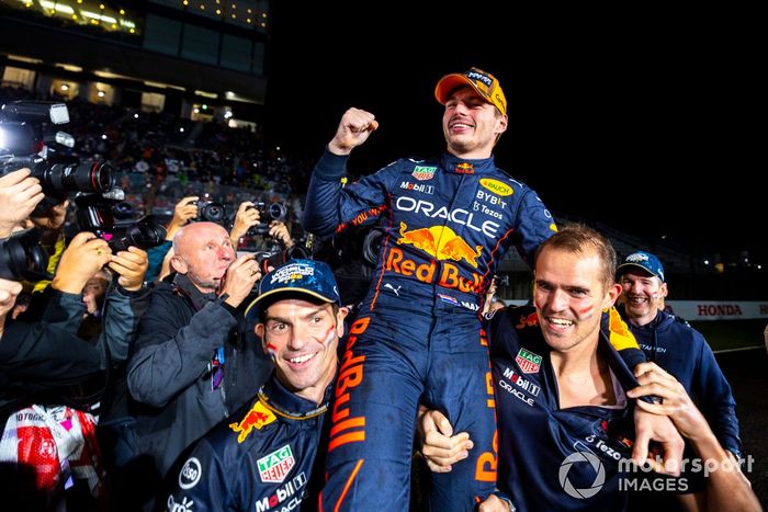 Campeón del Mundo Max Verstappen, Red Bull Racing celebra con el equipo el bicampeonato