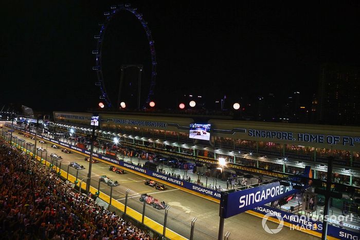 Charles Leclerc, Ferrari F1-75, Sergio Pérez, Red Bull Racing RB18, Lewis Hamilton, Mercedes W13, Carlos Sainz, Ferrari F1-75, lideran la vuelta de formación