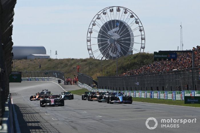 Zhou Guanyu, Alfa Romeo C42, Esteban Ocon, Alpine A522, George Russell, Mercedes W13, Lando Norris, McLaren MCL36, otros practican sus procedimientos de salida de carrera al final de la FP3