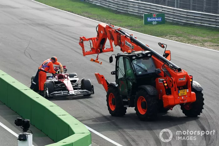 Los comisarios retiran el coche de Valtteri Bottas, Alfa Romeo C42, del circuito