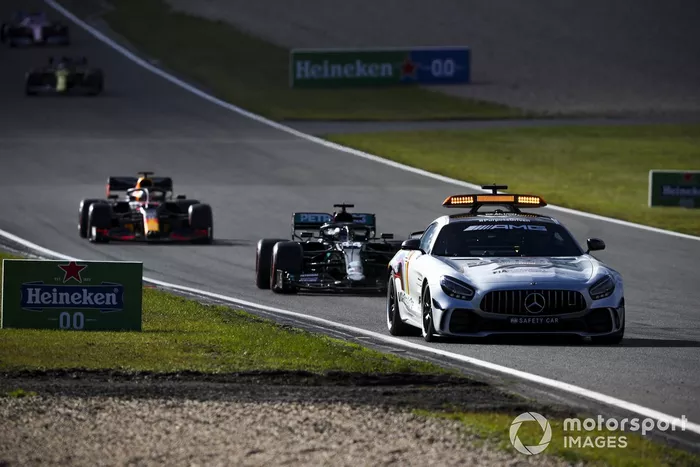 Safety Car Lewis Hamilton, Mercedes F1 W11, Max Verstappen, Red Bull Racing RB16 