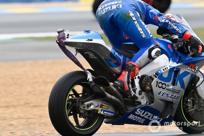 Alex Rins, Team Suzuki MotoGP dándose cuenta de que hay una correa atada a su motocicleta