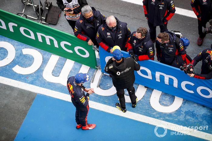 Max Verstappen, Red Bull Racing, 2ª posición, y Daniel Ricciardo, Renault F1, 3ª posición, en Parc Ferme con Masashi Yamamoto, Director General, Honda Motorsport, Helmut Marko, Consultor, Red Bull Racing, y Christian Horner, Director de Equipo, Red Bull Racing