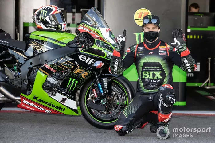 Jonathan Rea, del equipo Kawasaki Racing Team celebra su sexto Campeonato Mundial