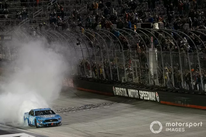 Ganador Kevin Harvick, Stewart-Haas Racing, Ford Mustang