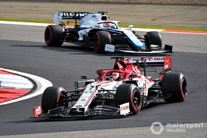 Kimi Raikkonen, Alfa Romeo Racing C39, George Russell, Williams FW43