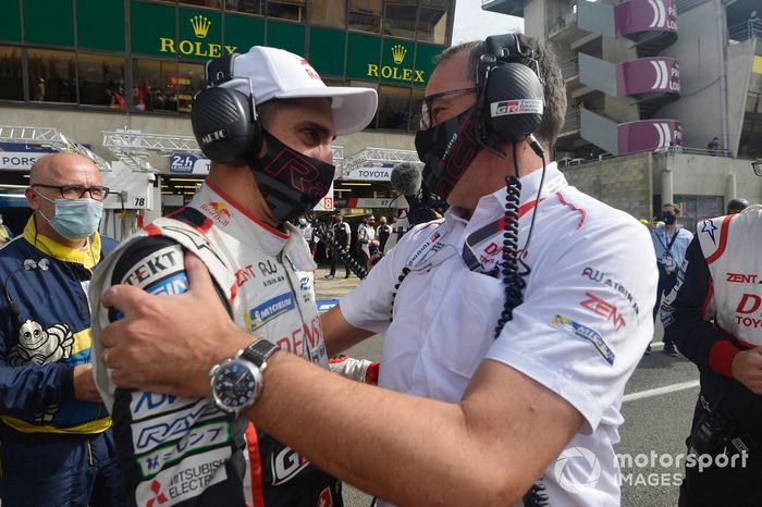 Ganador Sebastien Buemi, with Rob Leupen, Toyota Gazoo Racing