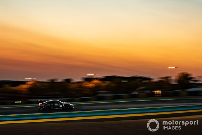 #99 Dempsey-Proton Racing Porsche 911 RSR: Julien Andlauer, Vutthikorn Inthraphuvasak, Lucas Légeret