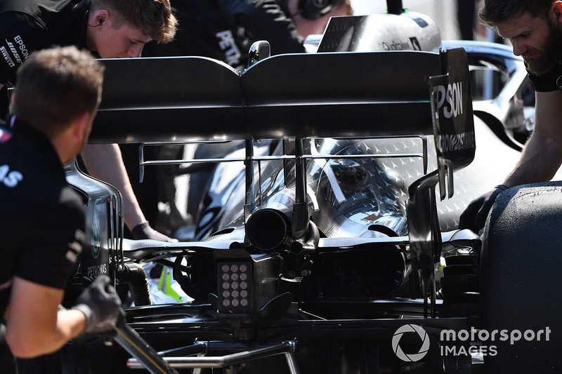 Meccanici Mercedes lavorano sulla monoposto di Valtteri Bottas, Mercedes AMG W10, in the pits