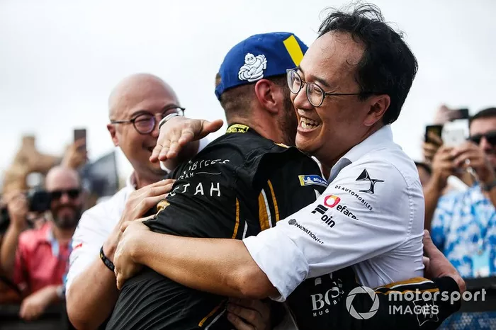 Jean-Eric Vergne, DS TECHEETAH, hug team representatives