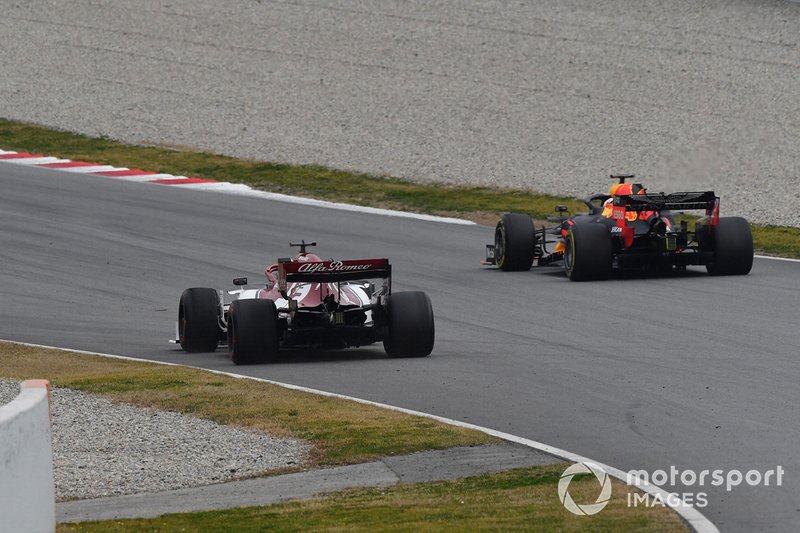 Кими Райкконен, Alfa Romeo Racing C38, и Макс Ферстаппен, Red Bull Racing RB15
