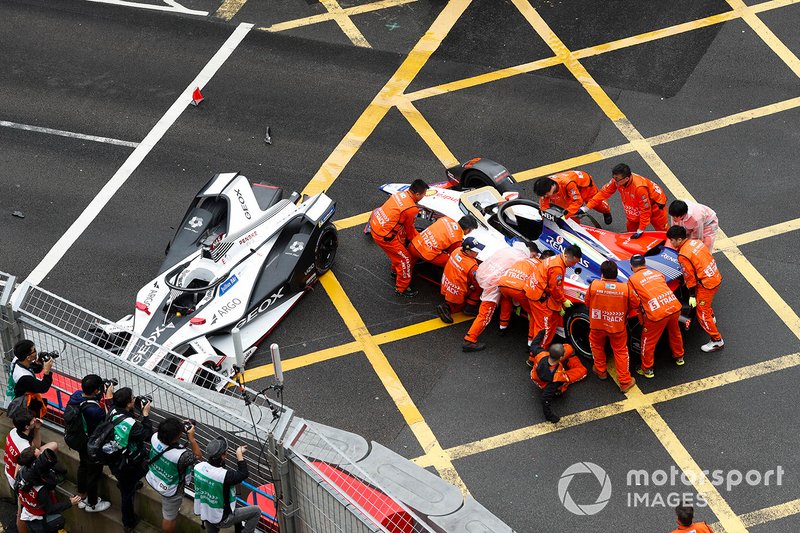 Oficiales trabajan para mover el auto de Pascal Wehrlein, Mahindra Racing, M5 Electro.