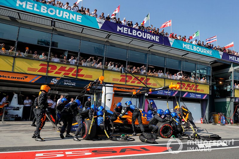 Lando Norris, McLaren MCL34, effettua la sosta