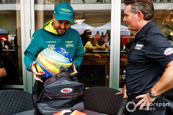 Fernando Alonso, el equipo Aston Martin de F1 y la estrella de la NASCAR Jeff Gordon intercambian cascos