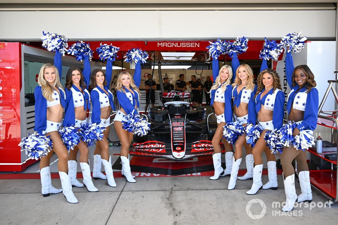 As Cheerleaders dos Dallas Cowboys visitam a garagem da Haas F1 Team