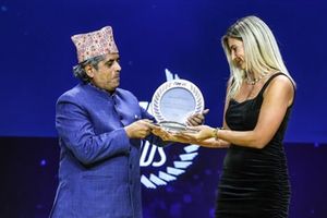 Govinda Prasad Bhattarai, Director Ejecutivo de la Asociación de Automovilistas de Nepal, Janika Judeika, Directora de la Comisión de Mujeres de la FIM