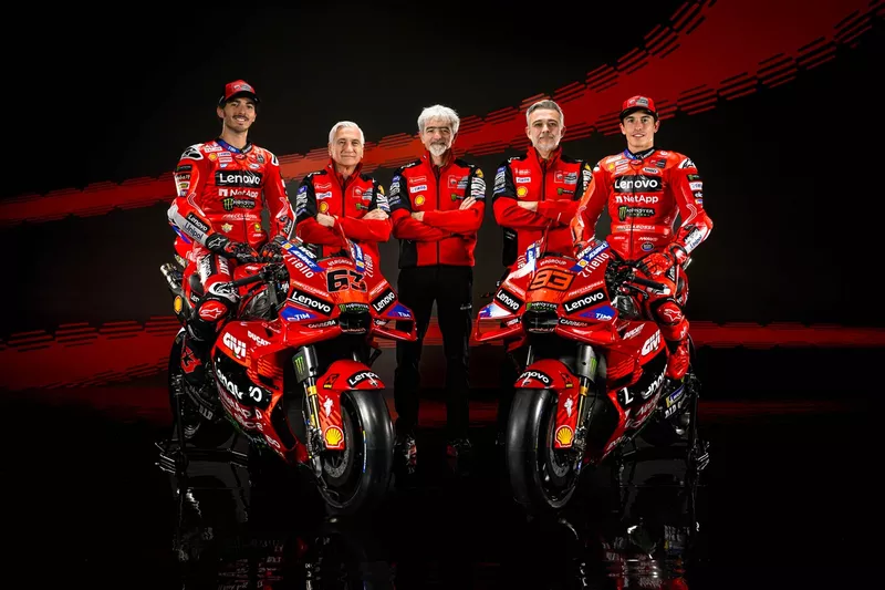 Francesco Bagnaia, Marc Marquez, Ducati Team, met Davide Tardozzi, Ducati team manager, Gigi Dall'Igna, Ducati general manager, Mauro Grassilli, Ducati sportief directeur