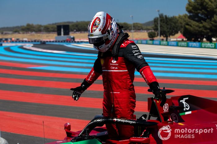 Charles Leclerc, Ferrari F1-75, sale de su coche tras estrellarse en Le Beausset