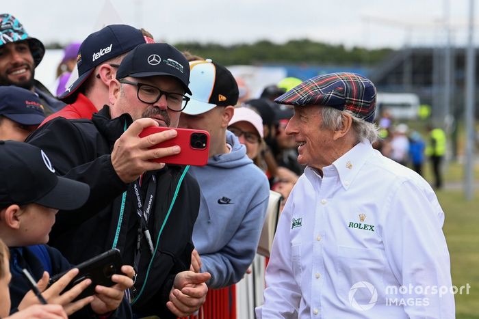 Sir Jackie Stewart haciéndose fotos con los aficionados