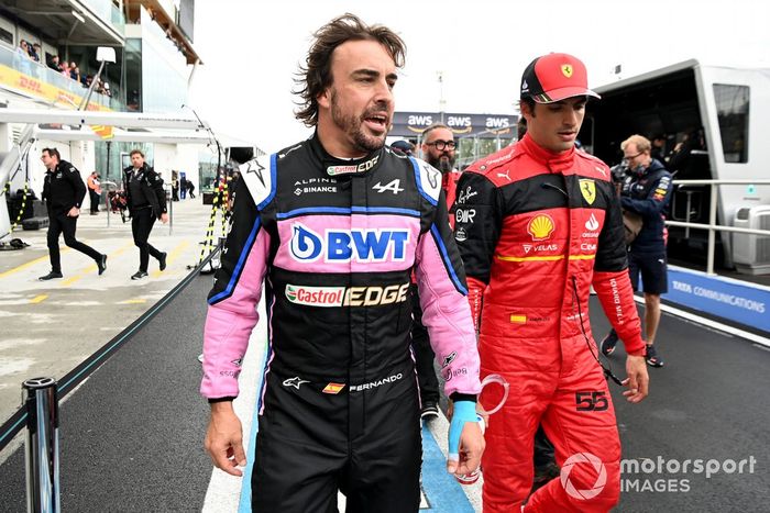 Los pilotos españoles Fernando Alonso, Alpine F1 Team, Carlos Sainz, Ferrari, tras la clasificación