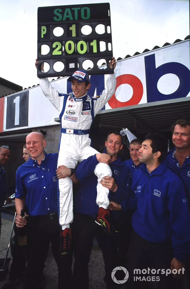 佐藤琢磨:2001年イギリスF3/ドニントンパーク 2001年イギリスF3選手権イギリス、スラクストン。2001年9月2日、佐藤琢磨(カーリン)が2001年ドライバーズ選手権を制した:ピーター・スピニー/LATフォトグラフィック