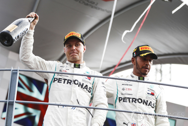 Valtteri Bottas, Mercedes AMG F1, tercero, y Lewis Hamilton, Mercedes AMG F1, celebran en el podio