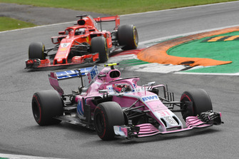Esteban Ocon, Racing Point Force India VJM11 et Sebastian Vettel, Ferrari SF71H en bataille