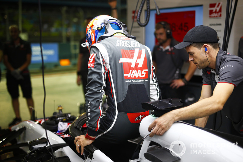 Romain Grosjean, Haas F1 Team, si cala nell'abitacolo della sua monoposto