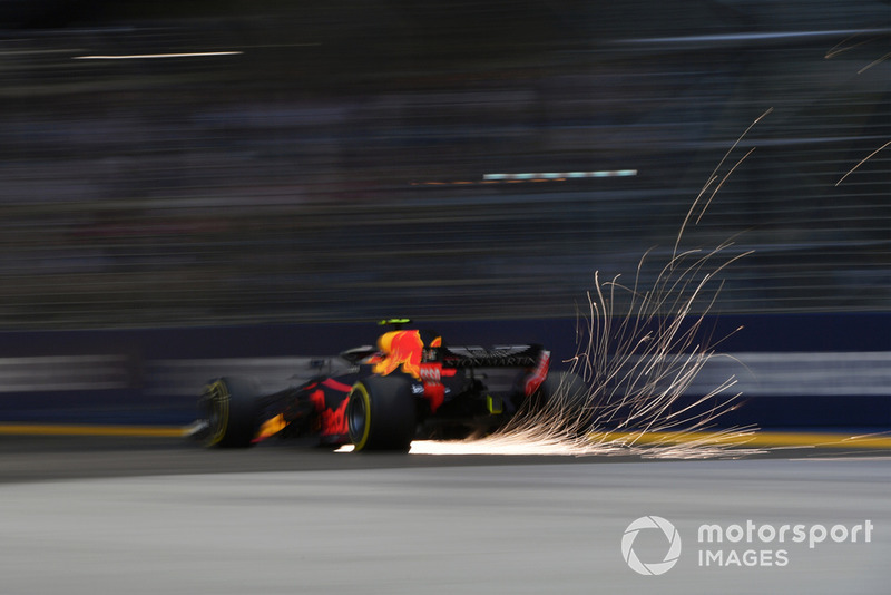Max Verstappen, Red Bull Racing RB14 saca chispas