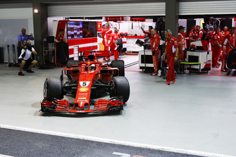 Sebastian Vettel, Ferrari SF71H sort du garage