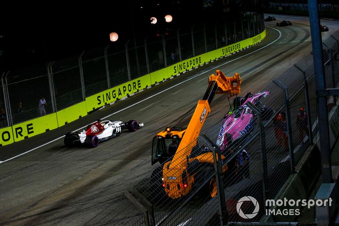 Marcus Ericsson, Sauber C37 passes the crashed car of Esteban Ocon, Racing Point Force India VJM11 