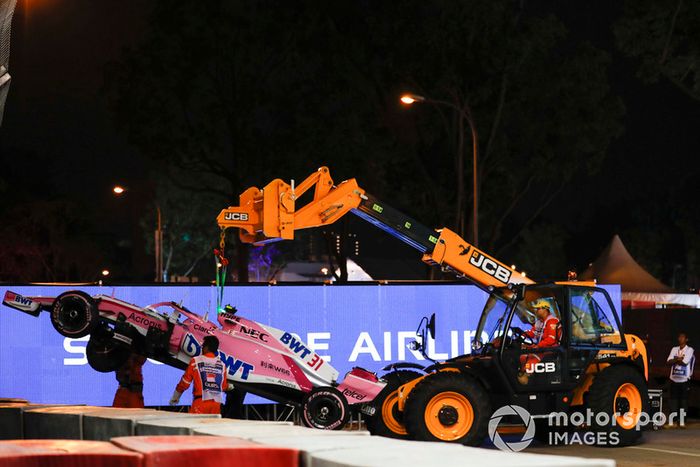 Oficiales de pista remueven el coche dañado deEsteban Ocon, Racing Point Force India VJM11