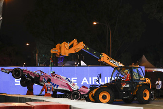 I marshal rimuovono la monoposto danneggiata di Esteban Ocon, Racing Point Force India VJM11