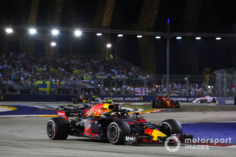 Max Verstappen, Red Bull Racing RB14, za nim Valtteri Bottas, Mercedes AMG F1 W09 EQ Power+, i Kimi Räikkönen, Ferrari SF71H