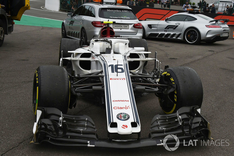Розбита машина Шарля Леклера, Sauber C37 з пошкодженим Halo