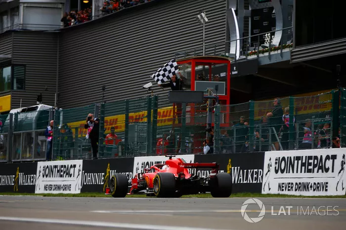 Sebastian Vettel, Ferrari SF71H, bajo la bandera a cuadros