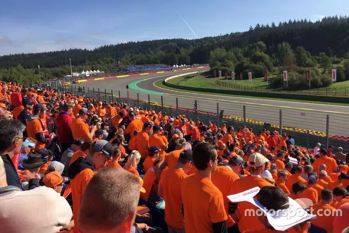 Fans holandeses en la grada Orange Experience