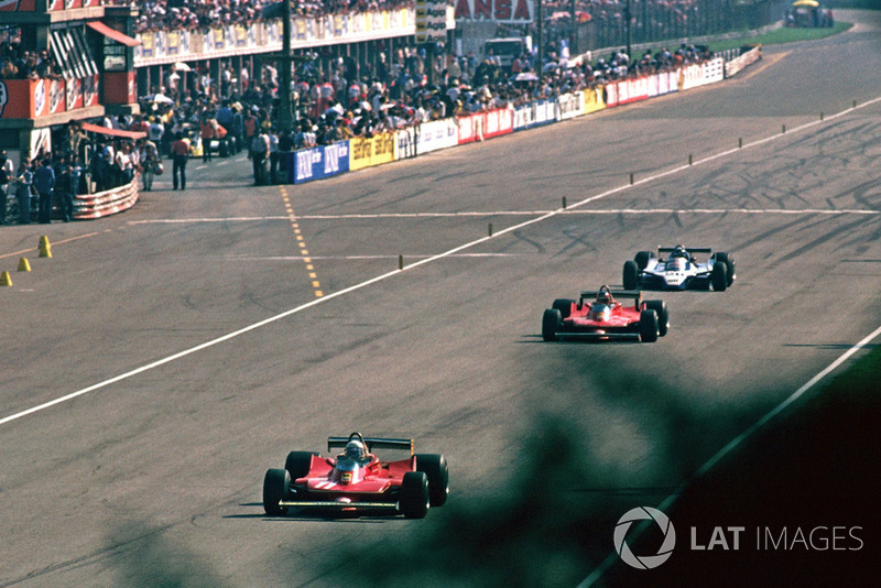 Jody Scheckter, Ferrari 312T4 lidera a Gilles Villeneuve, Ferrari 312T4B y Jacques Laffite, Ligier JS11