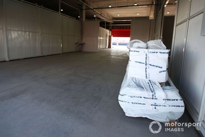 Garaje vacío del pit jueves