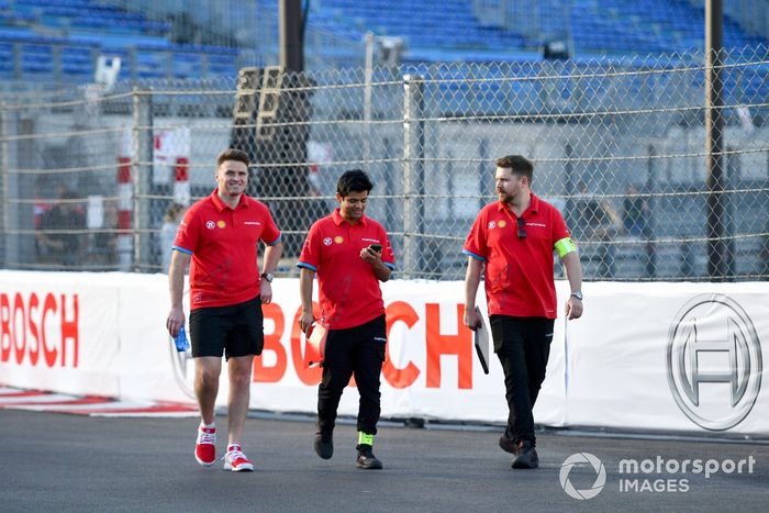 Trabajadores de Avalanche Andretti pasean por la pista