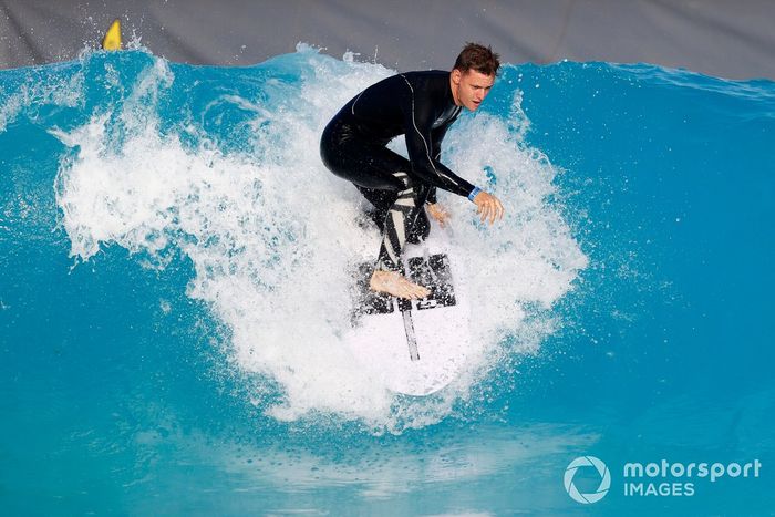 Mick Schumacher, Haas F1 Team, disfruta haciendo surf