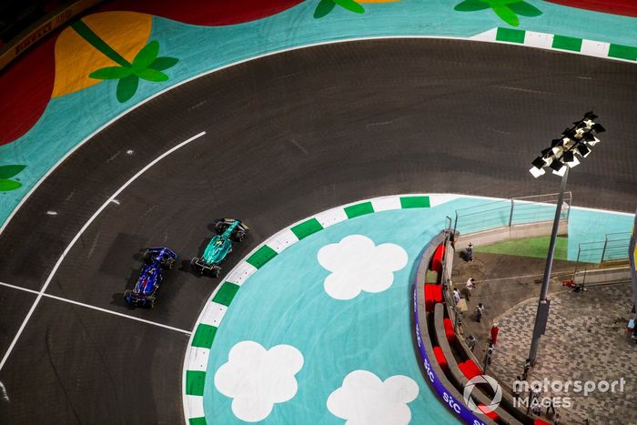 Lance Stroll, Aston Martin AMR22, Alex Albon, Williams FW44