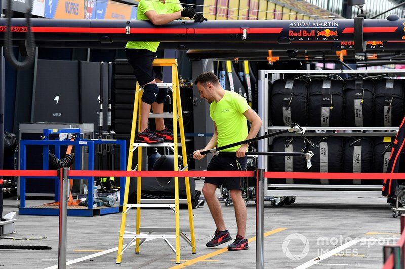 El personal de Red Bull se retira en el pitlane