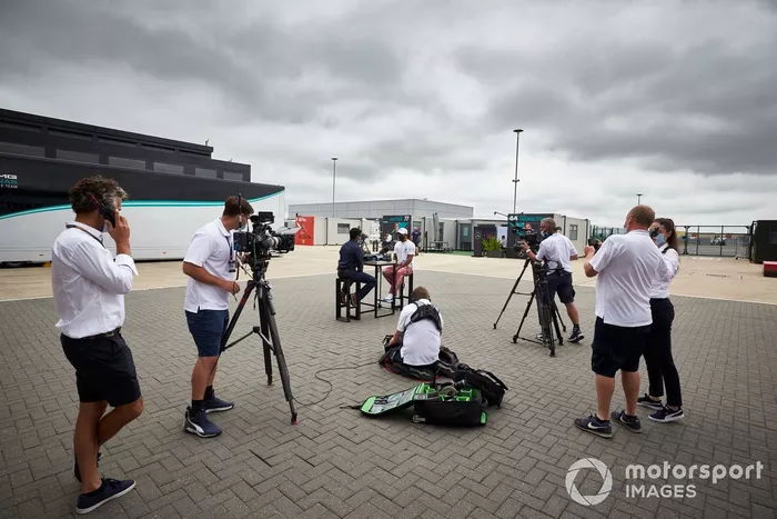 Lewis Hamilton, Mercedes-AMG Petronas F1, habla con Karun Chandhok