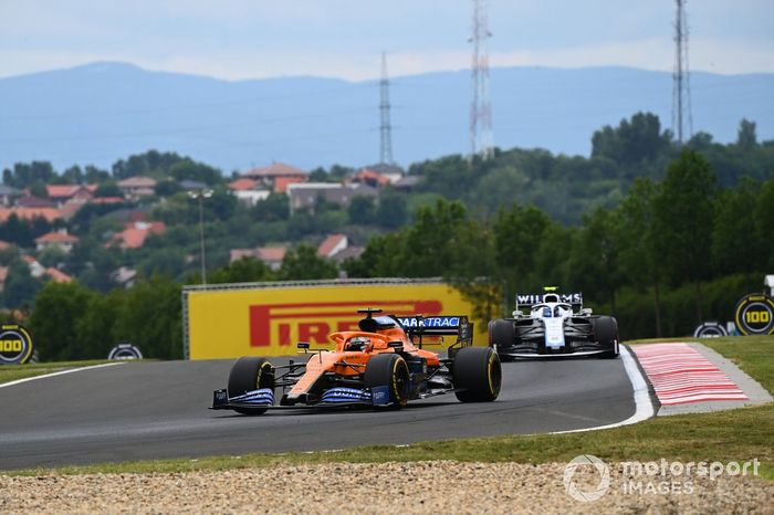 Carlos Sainz Jr., McLaren MCL35, y Nicholas Latifi, Williams FW43