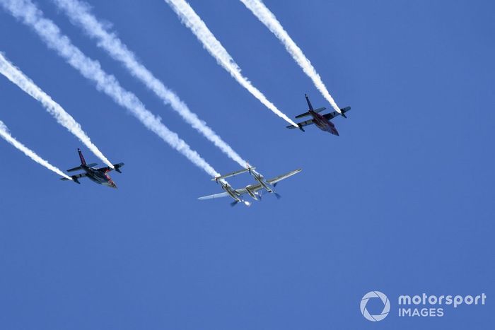 Un Lockheed P-38 Lightning escoltado por un par de Dassault Alpha Jets para la exhibición aérea previa a la carrera