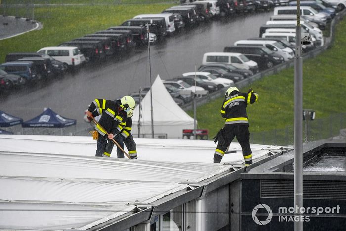 Los comisarios remueven agua del tejado