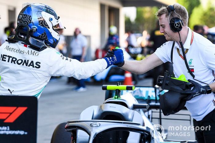 Valtteri Bottas, Mercedes AMG F1, 1ª posición, celebra en el Parc Ferme