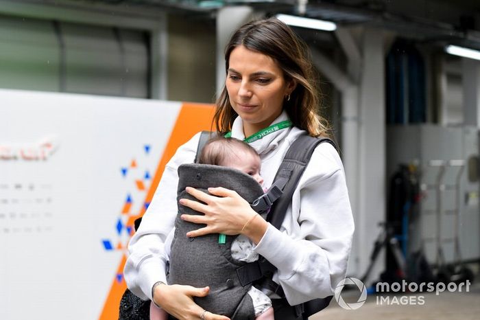Kelly Piquet con su hija