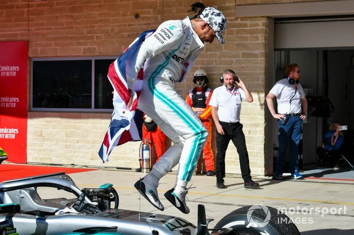 Lewis Hamilton, Mercedes AMG F1, 2º clasificado, celebra en el Parc Ferme después de conseguir su 6º campeonato mundial de pilotos